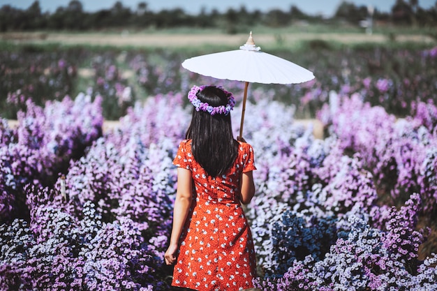 Mujer viajero en jardín de flores