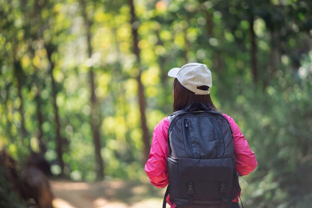 Mujer viajero senderismo en el bosque