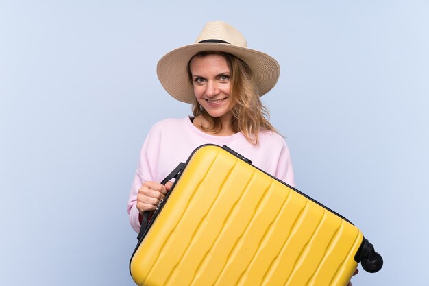 Mujer viajero sobre pared azul aislada