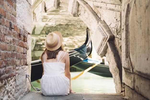 Foto mujer viajes italia vacaciones en europa chica de moda tomar una foto en el pintoresco puente del gran canal