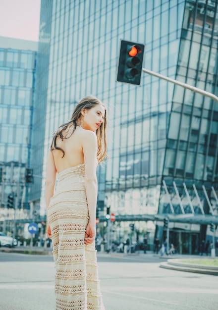 Mujer de la vida de la ciudad en la ciudad moderna moda calle estilo moda chica de moda caminando por las calles