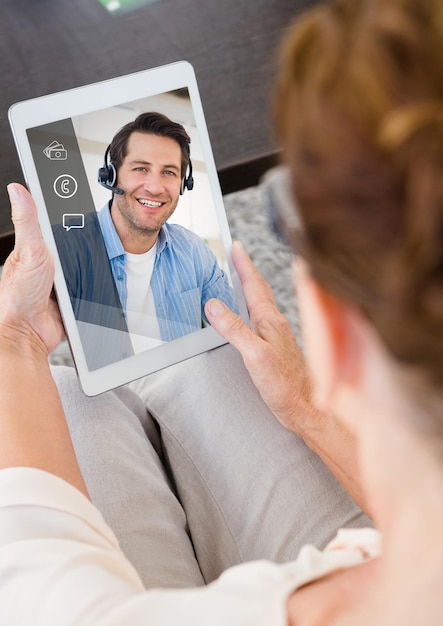 Foto mujer con videollamadas en tableta digital