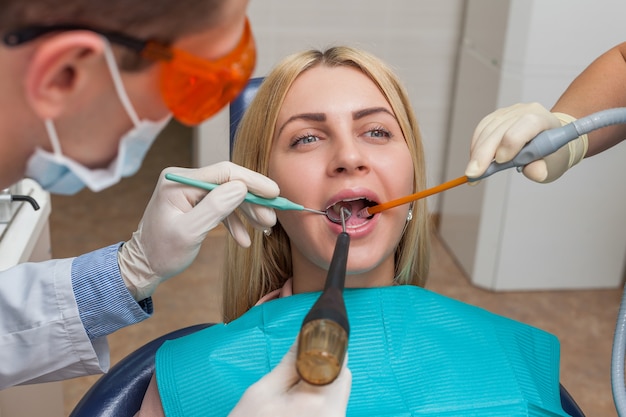 Mujer viendo a un dentista