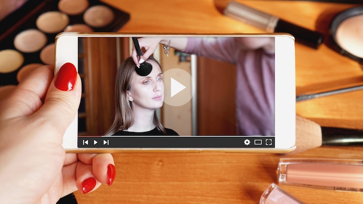 Foto mujer viendo formación online para maquillador profesional. lección en video