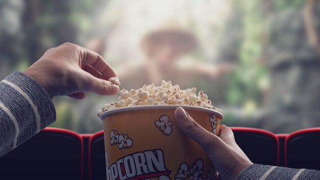 Mujer viendo películas en el cine.