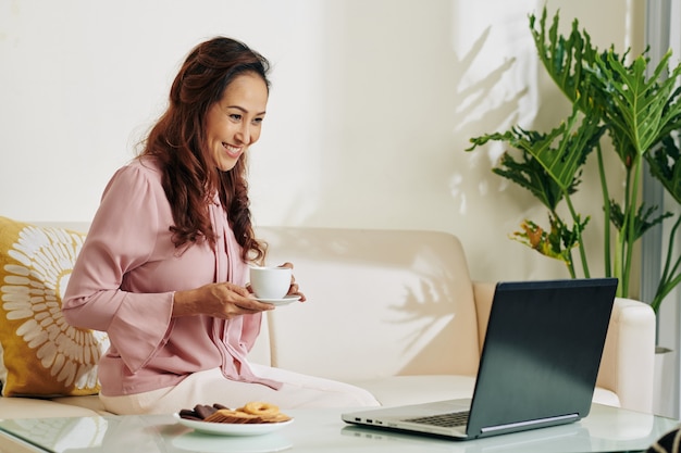 Mujer viendo el programa en la computadora portátil