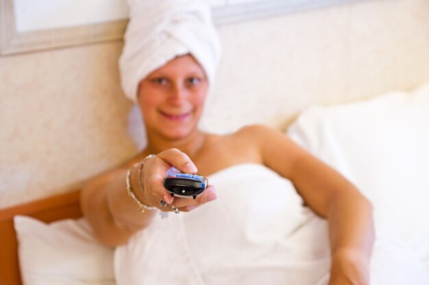 mujer viendo la tele en su cama