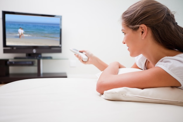 Mujer viendo la televisión