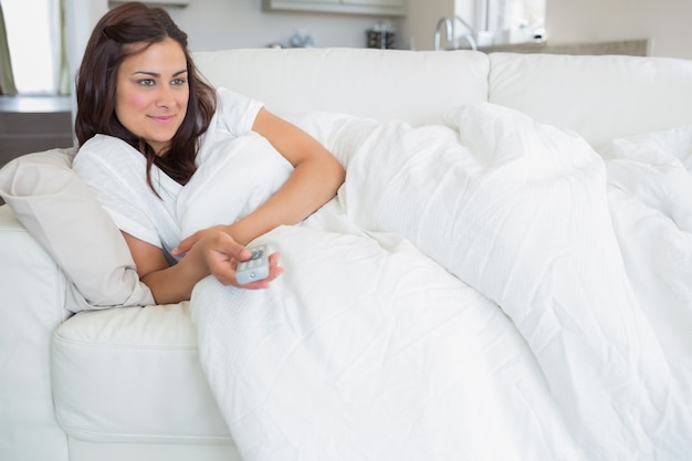 Foto mujer viendo television