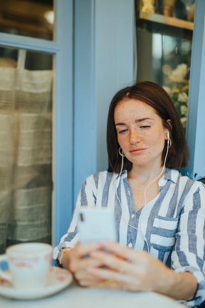 Mujer viendo un video online