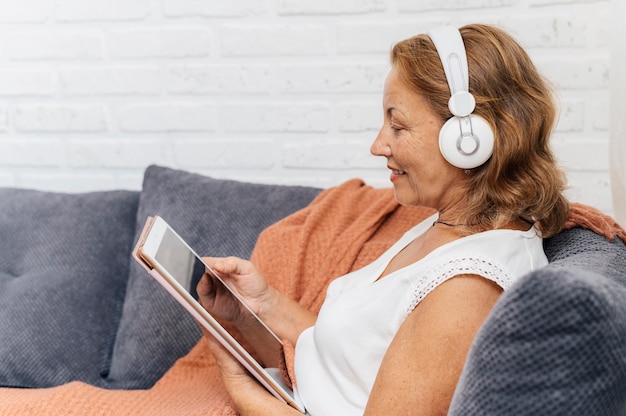 Foto mujer viendo un video en una tableta