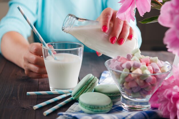 Mujer vierta leche en vaso