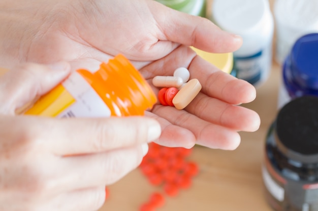 Foto una mujer vierte las pastillas