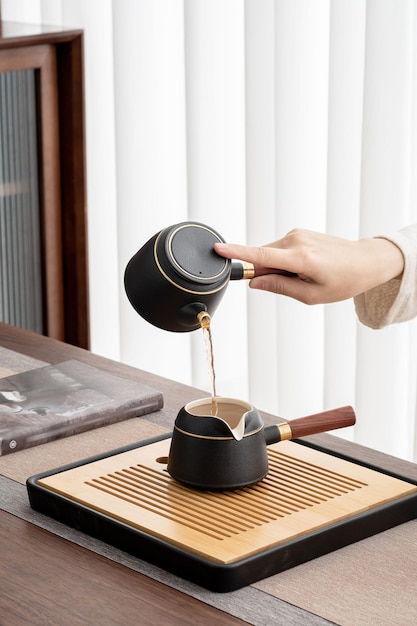 Una mujer vierte una taza de té en una tetera Arte minimalista de hacer té