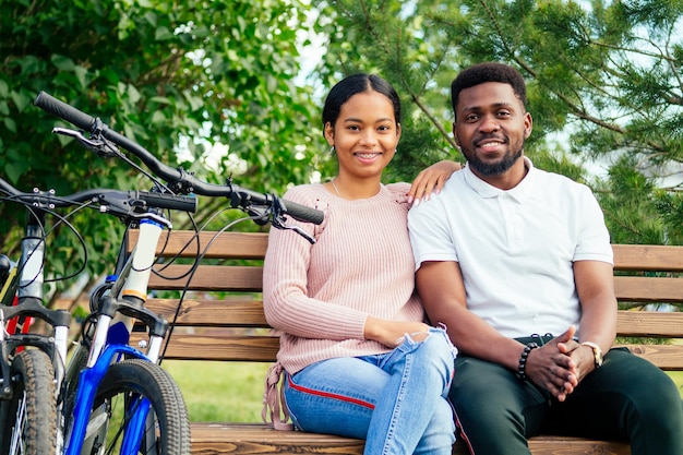 Mujer vietnamita y hombre afroamericano tomando una bicicleta para alquilar