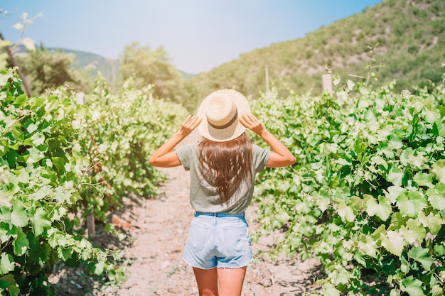 Mujer en la viña en día de sol