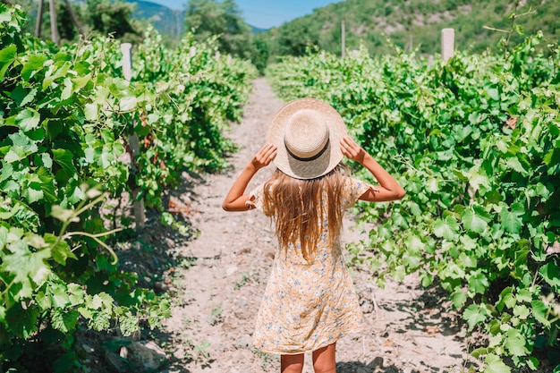 Mujer en la viña en día de sol