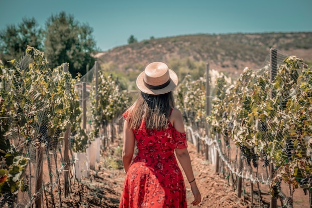 mujer en viñedo