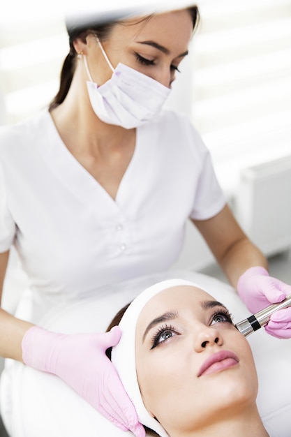 Una mujer vino a la depilación láser facial.