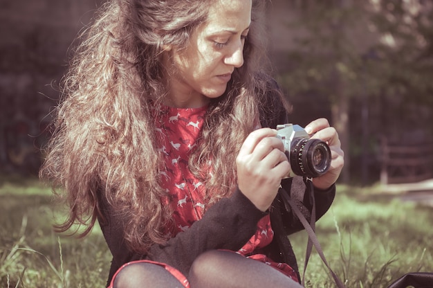 mujer vintage hipster con cámara vieja