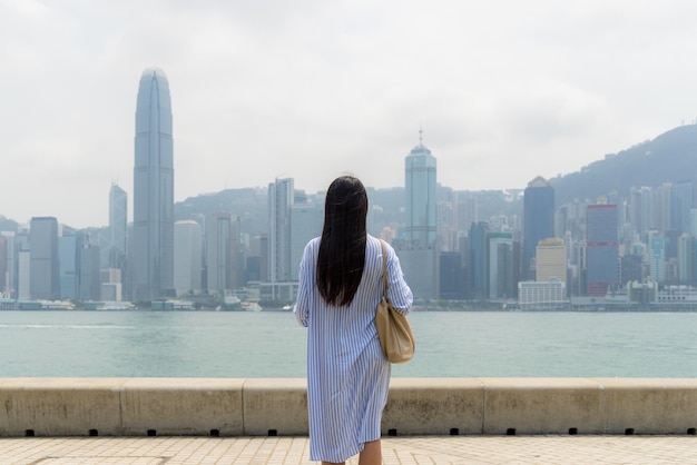 Mujer visita la ciudad de Hong Kong