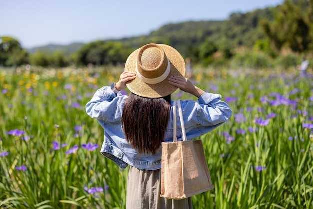 Mujer visita la granja de flores