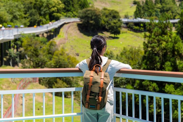 Una mujer visita la granja Qingjing en Taiwán