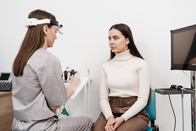 Mujer visita médico otorrinolaringólogo Consulta sobre endoscopia de nariz para mujer con otorrinolaringólogo en una clínica médica