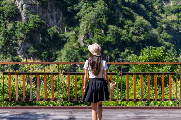 Una mujer visita el Parque Nacional Taroko en Hualien de Taiwán