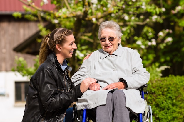 Mujer visitando abuela en hogar de ancianos