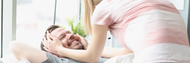 Mujer visitando al hombre en el hospital y acariciando su rostro cuidando el concepto relativo enfermo