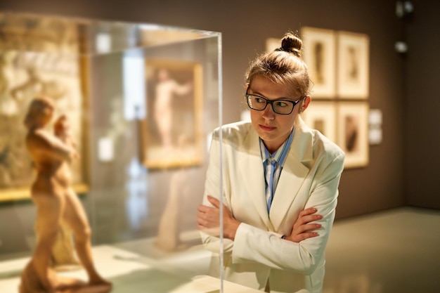 Mujer visitando el concepto de estilo de vida de la galería de arte