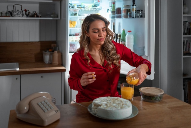 Foto mujer de vista frontal con comida en la noche