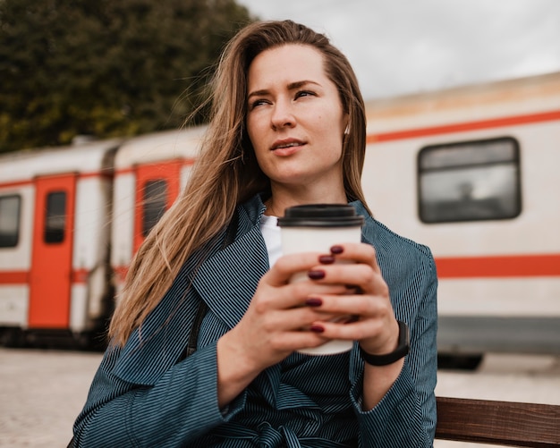 Mujer de vista frontal sosteniendo una taza de café