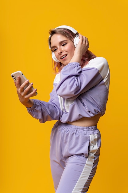 Foto mujer de vista lateral con auriculares