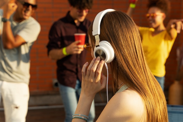 Foto mujer de vista lateral con auriculares