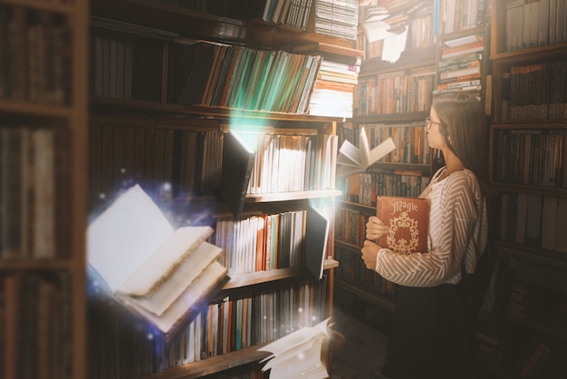 Foto mujer de vista lateral en la escuela de magia de la biblioteca