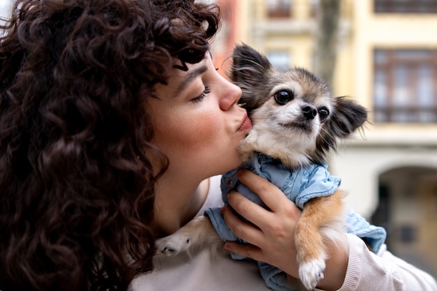 Foto mujer de vista lateral con lindo perro chihuahua