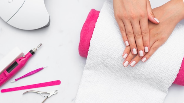 Foto mujer de vista superior obteniendo su manicura en el salón