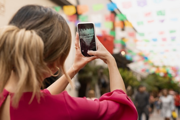 Mujer de vista trasera tomando fotos