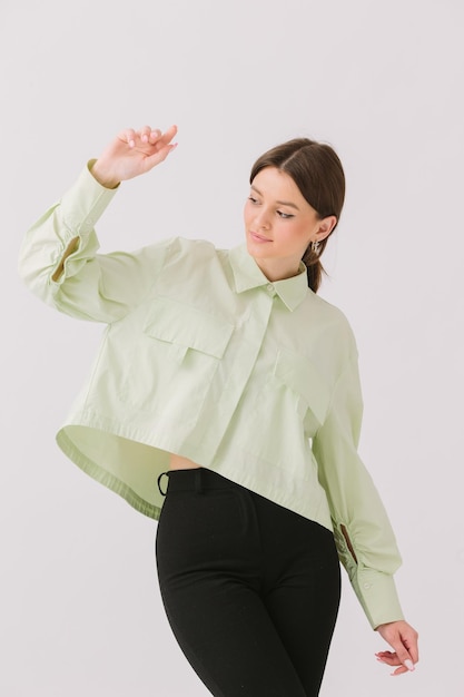 Una mujer viste una camiseta verde de la colección de primavera de la empresa.