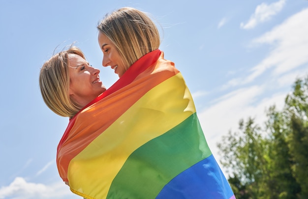 Mujer vistiendo bandera lgbt al aire libre. Foto de alta calidad