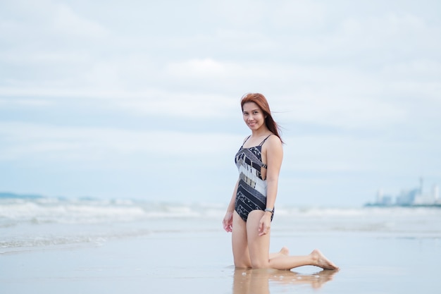 Mujer vistiendo un bikini cerca de la orilla del mar