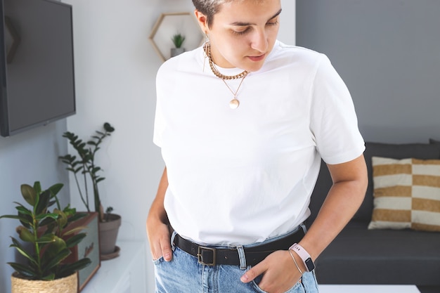 Mujer vistiendo camiseta blanca maqueta bella lona maqueta camiseta del día de la madre