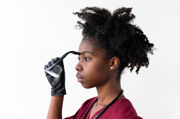 Mujer vistiendo un equipo de protección médica especial