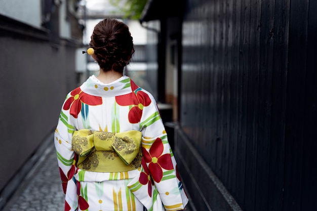 Foto mujer vistiendo hermosos kimonos japoneses y obi