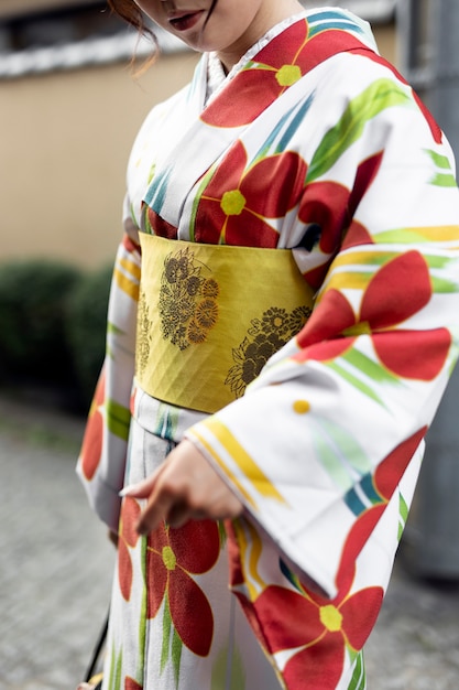 Foto mujer vistiendo hermosos kimonos japoneses y obi