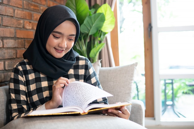 Mujer vistiendo hijab leyendo Corán