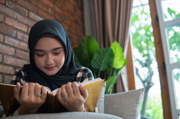 Mujer vistiendo hijab leyendo Corán