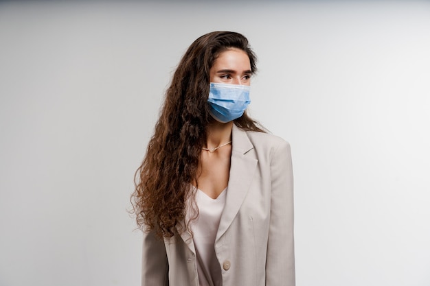 Mujer vistiendo máscara médica aislado sobre fondo blanco.